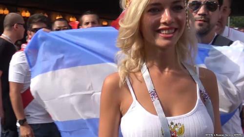 Российская порноактриса Наталья Немчинова позирует на фоне флага Аргентины Российская порноактриса Наталья Немчинова позирует на фоне флага Аргентины