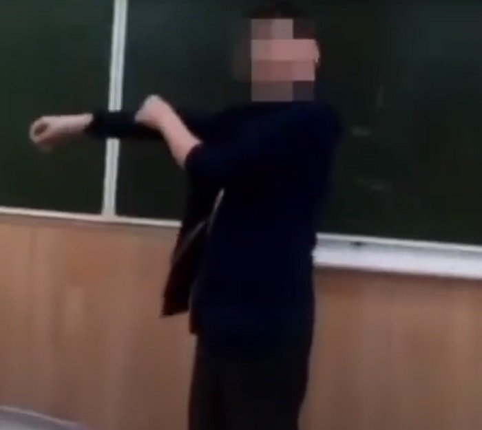 Учитель изнасиловал школьницу у себя дома