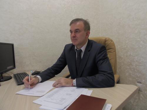 Жительница одного из домов показывает место нападения маньяка на Татьяну Жительница одного из домов показывает место нападения маньяка на Татьяну