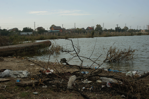 Берега Широкой усеяны мусором Берега Широкой усеяны мусором
