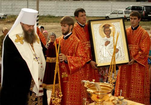 Глава Донской митрополии преподнес в дар строящемуся храму икону святого великомученика и целителя Пантелеимона Глава Донской митрополии преподнес в дар строящемуся храму икону святого великомученика и целителя Пантелеимона