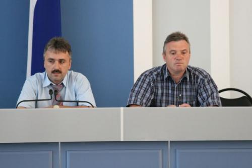 Слева-направо:А.Шустов,первый зам.главы администрации, С.Арсеньев,начальник управления ГО и ЧС