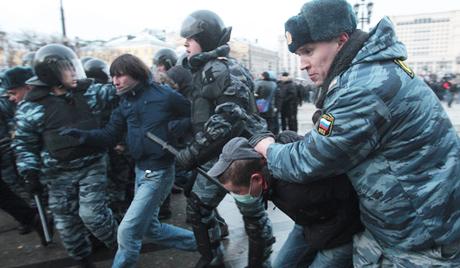 Потасовка на Манежной площади в Москве. Фото с сайта <a href= Потасовка на Манежной площади в Москве. Фото с сайта <a href=