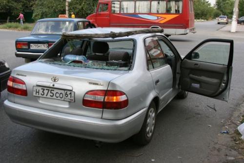 На заднем сидении машины, которую задел упавший на Урицкого тополь, сидели трое детей, к счастью никто не пострадал На заднем сидении машины, которую задел упавший на Урицкого тополь, сидели трое детей, к счастью никто не пострадал