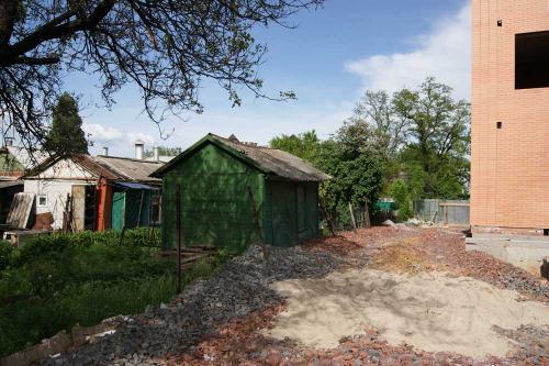 В результате стройки 3-этажного дома на ул. Почтовой у соседей завалился забор. В результате стройки 3-этажного дома на ул. Почтовой у соседей завалился забор.