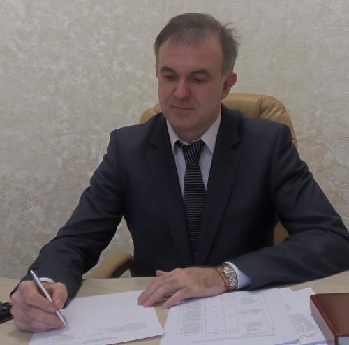 Упавший поперек проезжей части на улице Урицкого, тополь убрали сотрудники военкомата Упавший поперек проезжей части на улице Урицкого, тополь убрали сотрудники военкомата