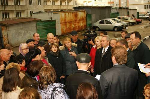 Дольщики Воровского, 63 общаются с представителями власти - местной и областной.