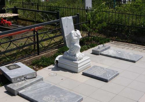 Памятники вандалы выбрали недешевые. Фото Александра Кондратьева Памятники вандалы выбрали недешевые. Фото Александра Кондратьева