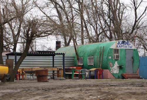 Кафе Карпаты - здесь шашлычник и готовит, и живет. Фото Александра Кондратьева