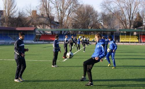 На стадионе Локомотив проводят тренировки секций футбола и большого тенниса.