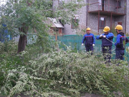 Бригада энергетиков устраняет порыв проводов на улице Куйбышева