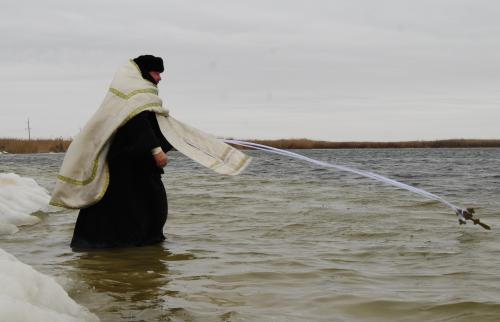 Отец Владимир освятил воды Соленого озера. Крещенский праздник 2010 года Отец Владимир освятил воды Соленого озера. Крещенский праздник 2010 года