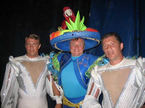 Александр Михайлов (крайний слева) с артистами-коллегами. 