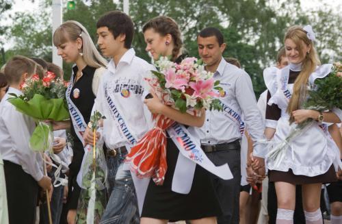 Выпускники школы №4 на последнем звонке. Фото из архива.