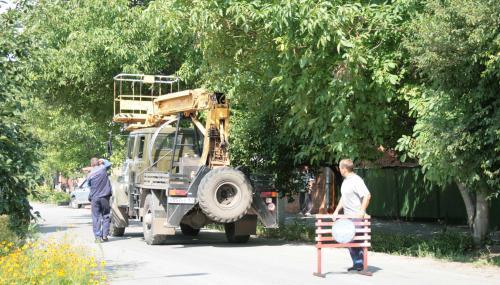 После ветренной погоды фиксируется несколько десятков порывов. Энергетики вынуждены обрезать ветки деревьев