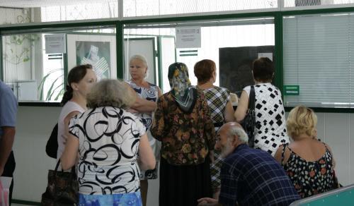 В Сбербанке утверждают, что нагрузка на центральные филиалы намного выше, чем в других районах города. В Сбербанке утверждают, что нагрузка на центральные филиалы намного выше, чем в других районах города.