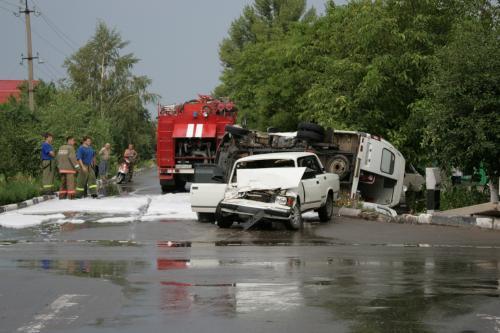 На место аварии прибыли бригады пожарных и МЧС