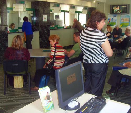 В филиале на Куйбышева всегда многолюдно. Фото Юлии Зимницкой.