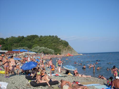 По выходным добираться к морю приходится,в буквальном смысле,по головам