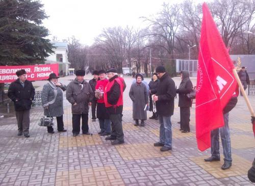 Коммунисты митинговали все выходны - сначала в ростове, потом в Батайске. Фото с пикета в городском парке.