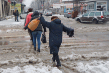 Огромную лужу возле гипермаркета выкачивало МЧС с помощью помпы Огромную лужу возле гипермаркета выкачивало МЧС с помощью помпы