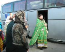 Автобус паломников освятили перед отправкой в путь Автобус паломников освятили перед отправкой в путь