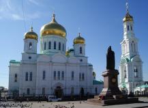 Сотрудники МЧС разожгли костер для обогрева Сотрудники МЧС разожгли костер для обогрева