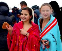 14-летние батайчанки Юля и Валя окунаются второй год подряд 14-летние батайчанки Юля и Валя окунаются второй год подряд