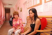 Директор школы Людмила Бабичева и ученица Светлана Жукова не смогли преодолеть испытание ЕГЭ, 2009 год. Фото из архива Директор школы Людмила Бабичева и ученица Светлана Жукова не смогли преодолеть испытание ЕГЭ, 2009 год. Фото из архива
