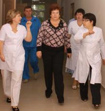 Главврач ЦГБ Н. Пивненко (крайняя справа) на встрече с областным министром здравоохранения Т. Быковской (в центре). Фото Из архива БВ