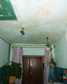 В доме на Воровского, 5 идет капитальный ремонт. Только жители коммунальных благ пока не почувствовали. Фото Александра Кондратьева. 