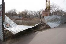Порывом ветра снесло ограждение на замороженной стройке на улице Орджоникидзе. А скрип качающегося крана не дает покоя жителям рядом стоящей многоэтажке. Порывом ветра снесло ограждение на замороженной стройке на улице Орджоникидзе. А скрип качающегося крана не дает покоя жителям рядом стоящей многоэтажке.