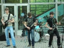 У городского музея выступили местные рок-группы. У городского музея выступили местные рок-группы.