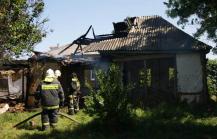 Пожарные тушат огонь в доме в переулке Дундича. Фото александра Кондратьева.