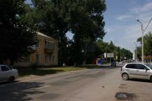 Дом по улице Куйбышева, 148, стоит напротив парка - менее, чем в 100 метрах от сгустка кафе. Фото Александра Кондратьева.