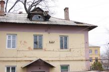 Жимтели дома на Вильямса ждут... хорошей погоды. Именно тогда крышу обещают залатать. Фото Александра Кондратьева.