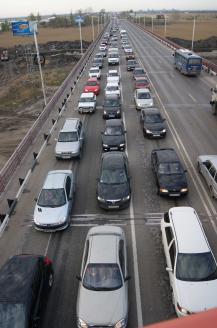 Пробковая понорама перед Ворошиловским мостом. Фото Александра Кондратьева. Пробковая понорама перед Ворошиловским мостом. Фото Александра Кондратьева.
