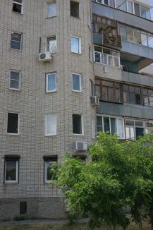 Прабабушка, смотревшая в этот день за ребенком, долго искала Егора в квартире, пока не взглянула вниз... Фото Александра Кондратьева Прабабушка, смотревшая в этот день за ребенком, долго искала Егора в квартире, пока не взглянула вниз... Фото Александра Кондратьева