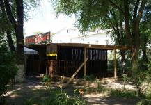 Этот пивбар занимает часть двора детского дома уже много лет. Фото Александра Кондратьева