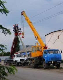 Энергетики ОАО «Донэнерго» восстанавливают опору ЛЭП, которую сбил автомобиль. Фото Александра Кондратьева. Энергетики ОАО «Донэнерго» восстанавливают опору ЛЭП, которую сбил автомобиль. Фото Александра Кондратьева.