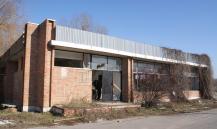 В заброшенном здании бывшего магазина любит собираться молодежь. Фото Александра Кондратьева. В заброшенном здании бывшего магазина любит собираться молодежь. Фото Александра Кондратьева.