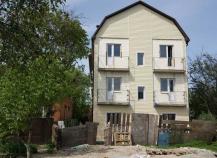 Трехэтажка на улице Железнодорожной, 2в построена впритык к частному домовладению.