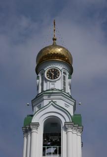 На фото: часы Свято-Троицкого храма Батайска