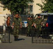 Выявлять нарушителей комендантского часа полицейским помогают дружинники и казаки. Фото Александра Кондратьева