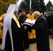Владыка Меркурий и автрр памятника Сергей Исаков. Фото Александра Кондратьева Владыка Меркурий и автрр памятника Сергей Исаков. Фото Александра Кондратьева