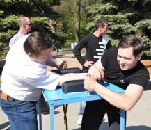 Соревнования по армреслингу Соревнования по армреслингу