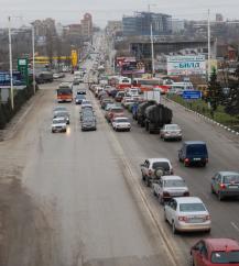 Пока новый мост не открыт, более 20 тысяч батайчан, которые работают или учатся в Ростове, ежедневно попадают в пробку. Пока новый мост не открыт, более 20 тысяч батайчан, которые работают или учатся в Ростове, ежедневно попадают в пробку.