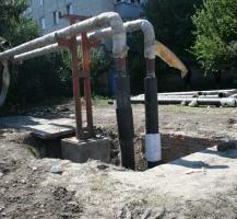 Трубы теплотрассы в городе, в основном, проложены над землей и укутаны кое-как. Фото из архива БВ. 