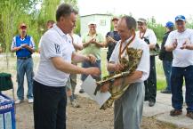 Председатель Общества рыболовов и охотников Батайска Александр Кузьмин награждает серебрянного призера турнира Председатель Общества рыболовов и охотников Батайска Александр Кузьмин награждает серебрянного призера турнира