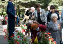 Возложение цветов к мемориалу Возложение цветов к мемориалу